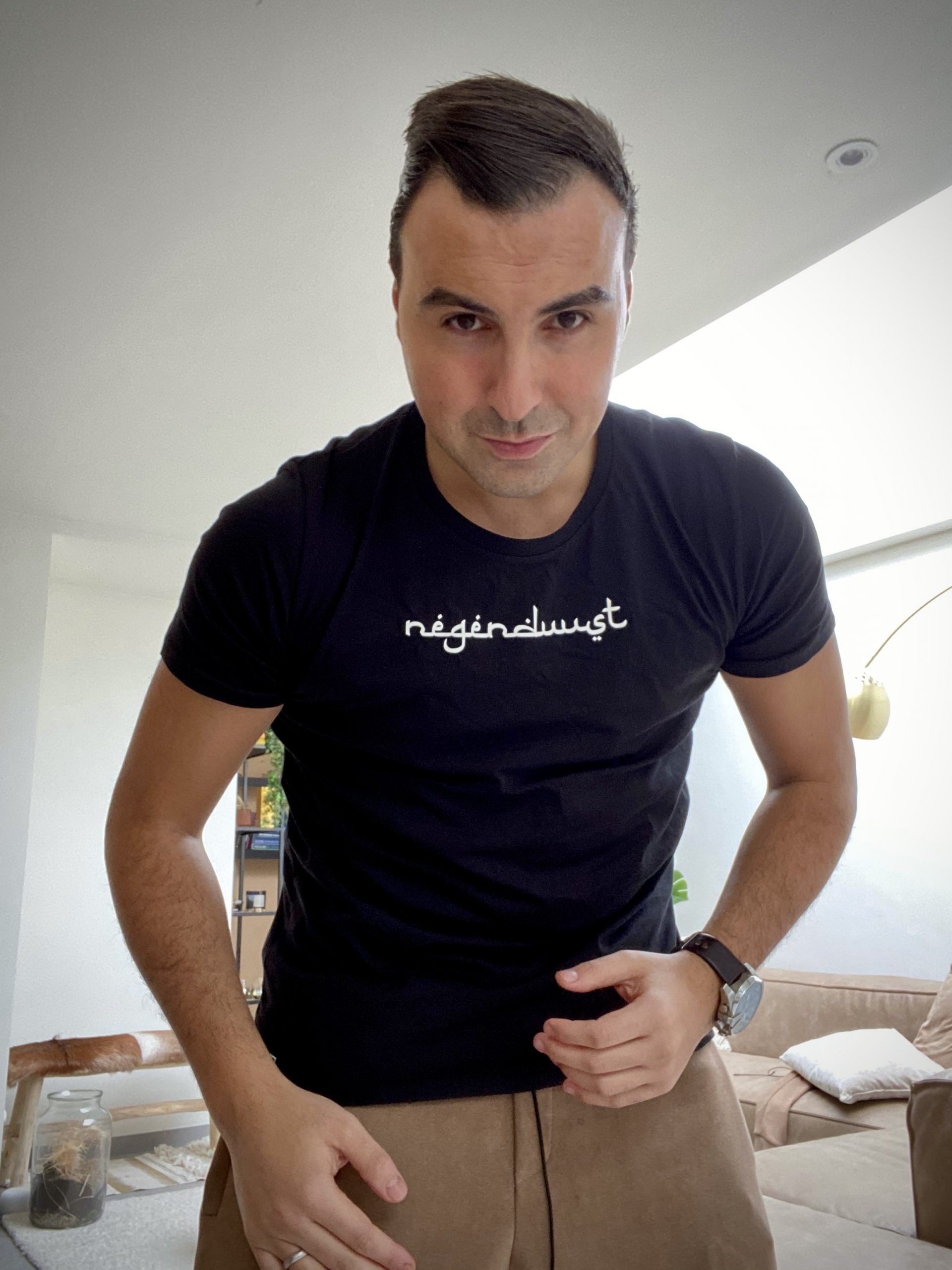 Beroemde imam Khalid Benhaddou met Arab Negneduust Shirt