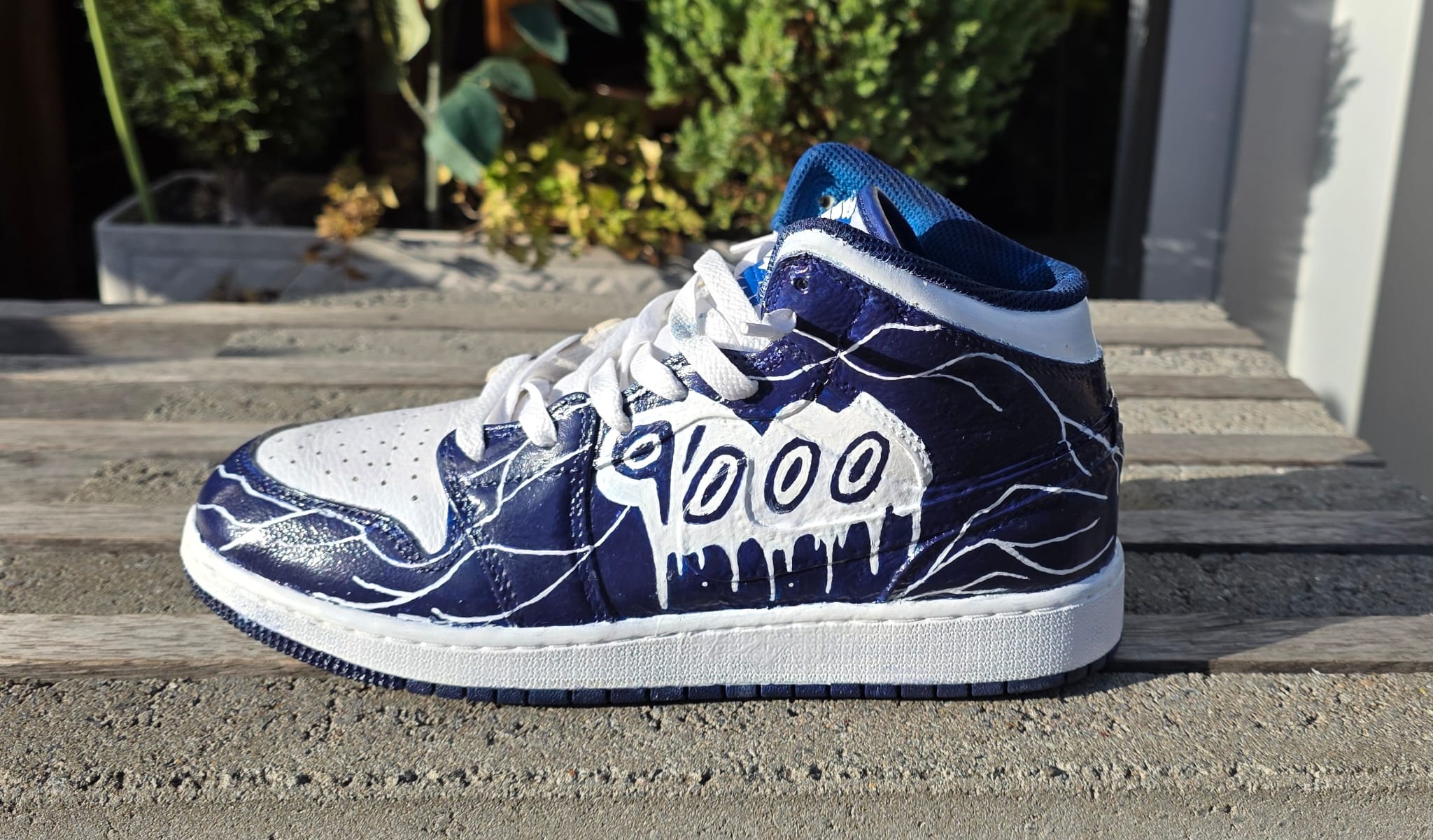 Custom Handgeschilderde Sneakers door Carlos Diaz - Afbeelding 3